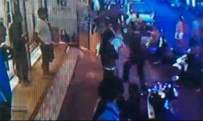 Полицейский бьёт женщину в Паттайе (видео)
