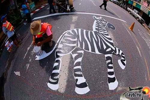 В Краби креативные пешеходные переходы.