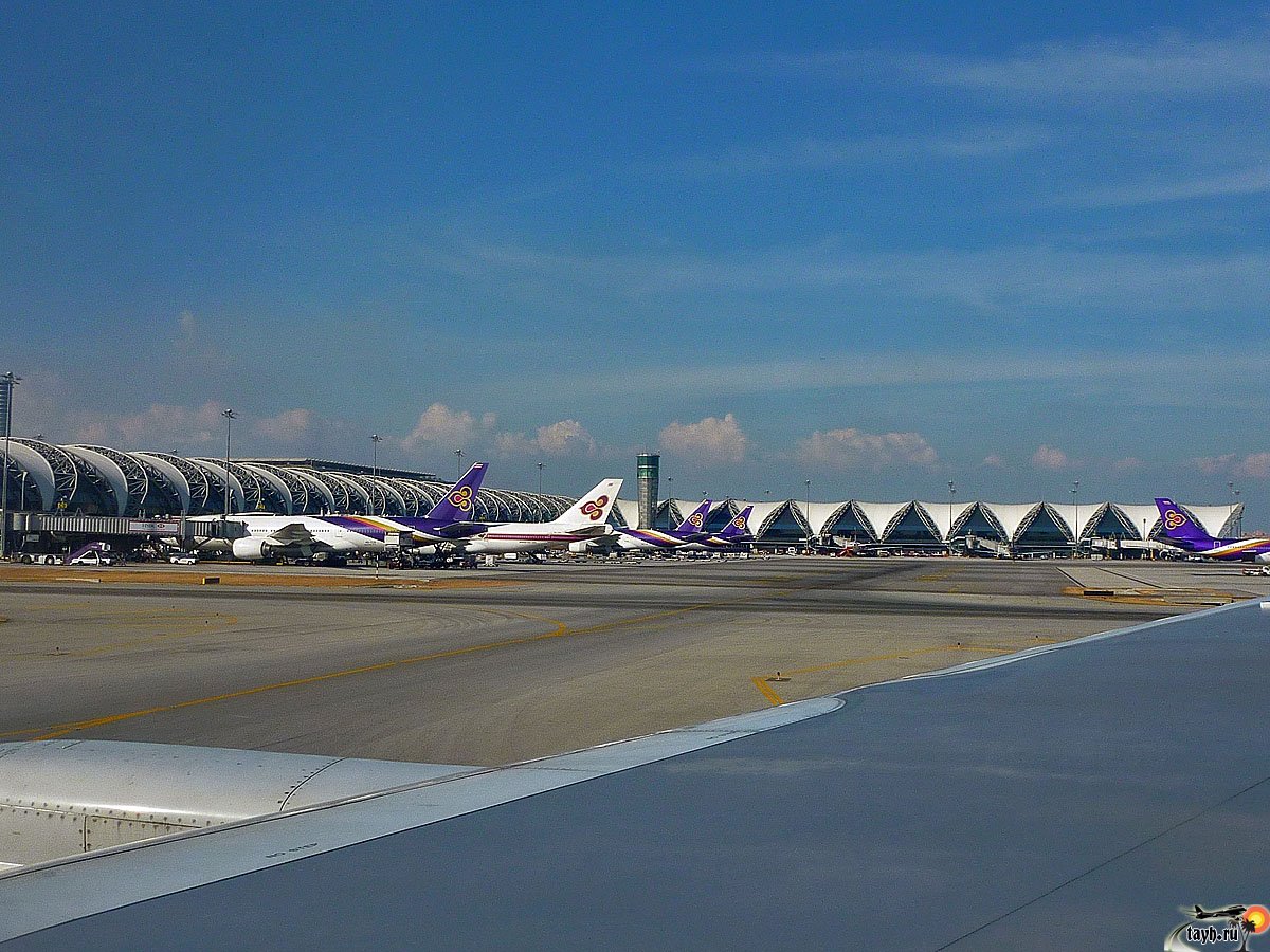 Бангкок аэропорт суварнабхуми вылет. Суварнабхуми аэропорт. Суварнабхуми Бангкок. Аэропорт Бангкока Суварнабхуми сверху. ВПП аэропорта Бангкока.