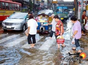 В Бангкоке спускают воду