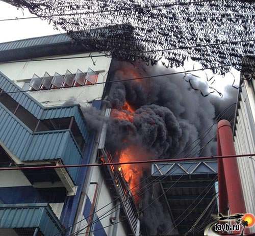 Пожар на складе лако-красочных изделий в Бангкоке.