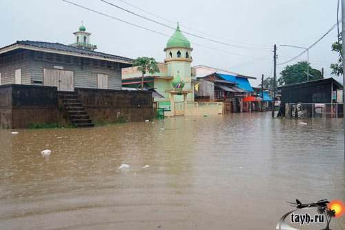Дожди вызвали наводнение в Транге.