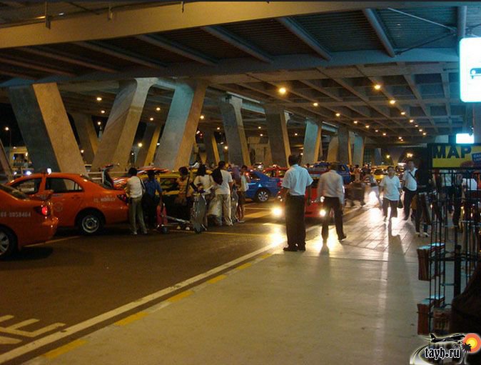 Такси паттайя бангкок аэропорт. Суварнабхуми аэропорт багаж. Аэропорт в Бангкоке такси. Такси с багажом. Такси в аэропорте Бангкока фото.