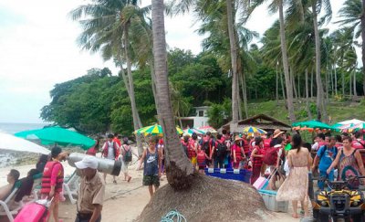 туристы на острове Racha