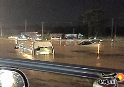 Два автомобиля утонули на затопленой автомагистрали