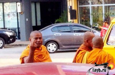 Монахи с оскорбительным жестом