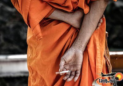 курящий монах
