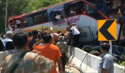 Автобус с туристами врезался в гору