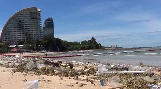 Пляжи Паттайи заваливает мусором