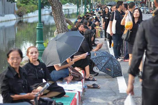 В Бангкоке начали собираться скорбящие