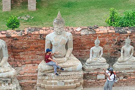 туристка на коленях Будды
