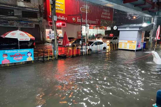 Дожди затапливают большую часть Таиланда