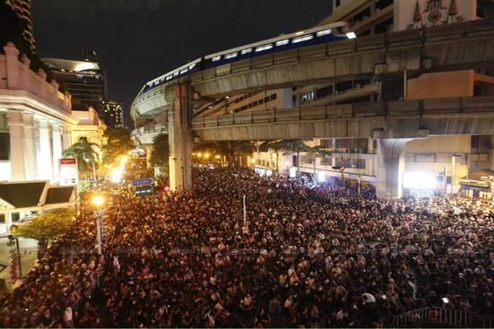 Вечерний митинг в Бангкоке.