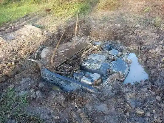 закопанная машина