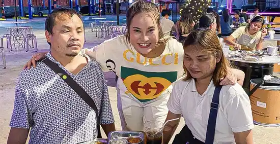Владелец барбекю завоевал сердца интернет-пользователей, поджарив мясо для слепой парочки из Бангкока
