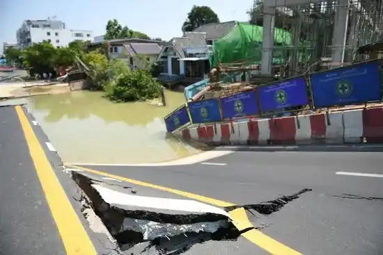 В Бангкоке рухнул мост
