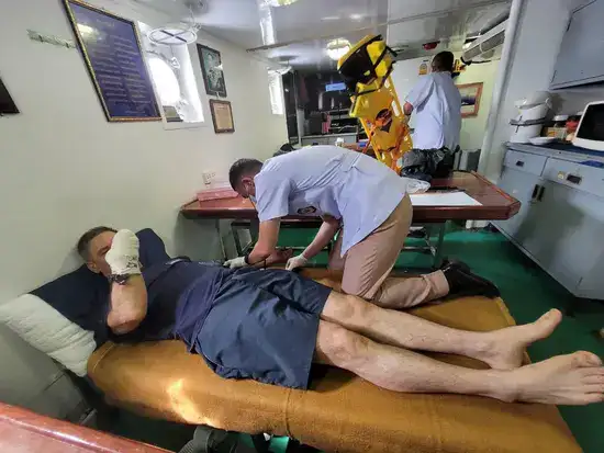 В результате крушения корабля российскому моряку отрубило пальцы