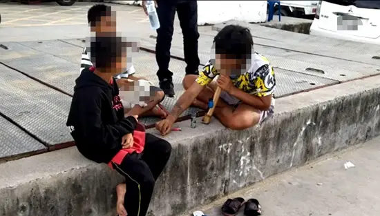 9-летние дети курят марихуану на пляже Паттайи в Таиланде