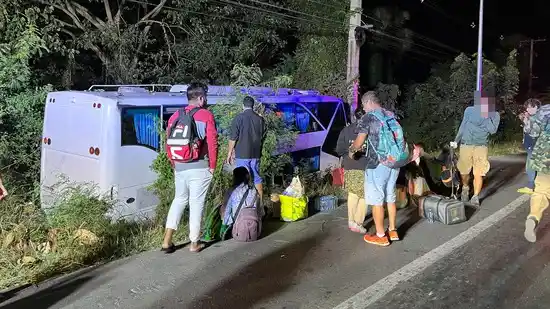 Водители поменялись местами в движущемся автобусе на западе Таиланда, 11 туристов пострадали