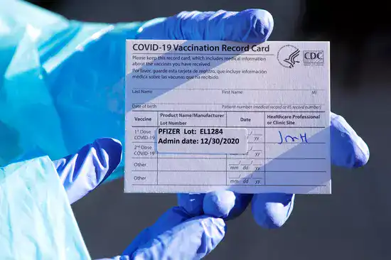 Таиланд вновь вводит требование вакцинации от Covid-19 для всех посетителей