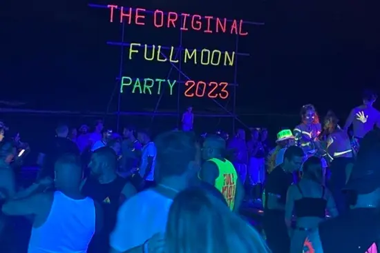 Тайский остров проводит первую в году вечеринку Full Moon Party, привлекшую 20 000 туристов