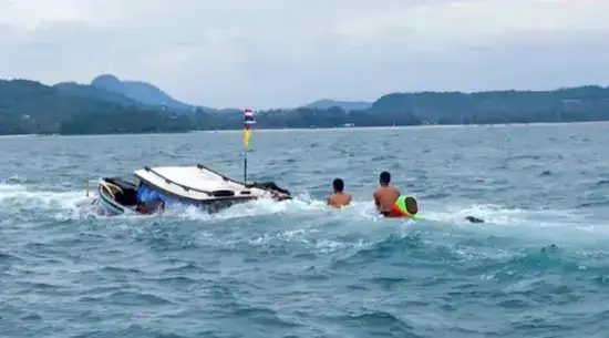 Иностранных туристов спасли с тонущей длиннохвостой лодки на юге Таиланда