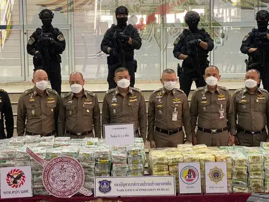 полиция Таиланда с конфискованными наркотиками