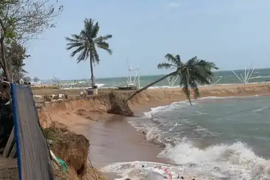 Огромные волны на юге Таиланда уничтожили пляж и 200 пальм