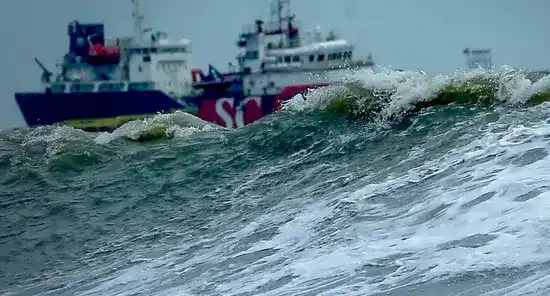 сильные волны в Андаманском море