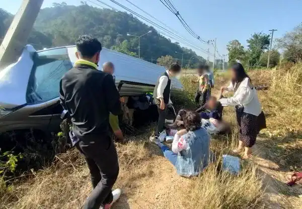 Четыре туриста и гид из Таиланда пострадали в аварии в Чиангмае