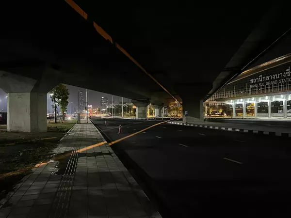 Пассажиры критикуют отсутствие света на «опасной» станции Бангкока