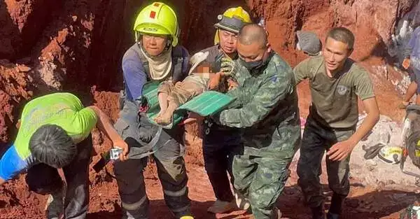 Спасатели достают годовалого ребенка из ямы