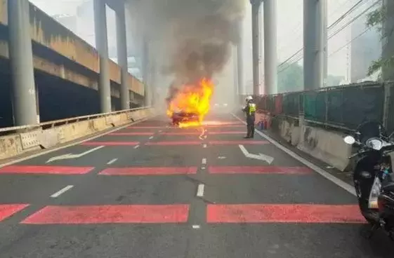 На шоссе загорелась машина