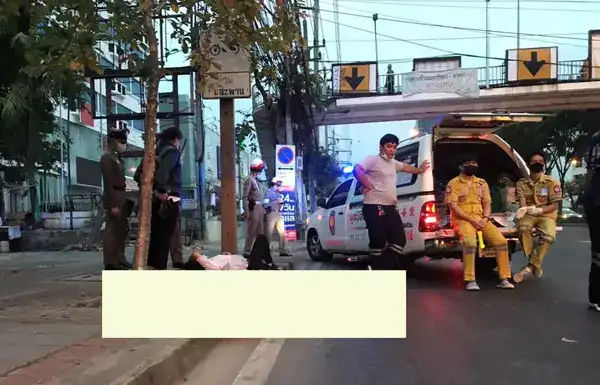 Авария мотоциклов и уезд с места происшествия в Бангкоке.