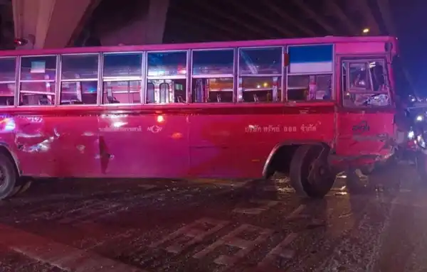 В автобусе Бангкока пострадали 14 человек