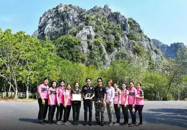 Команда парка Као Сам Рой Йот