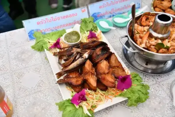 Фестиваль поедания крабов в Бангкоке.