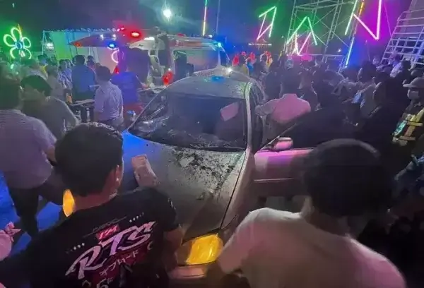 Машина врезалась в толпу во время праздника