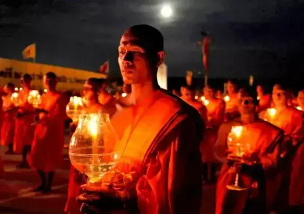 монахи почитают Будду