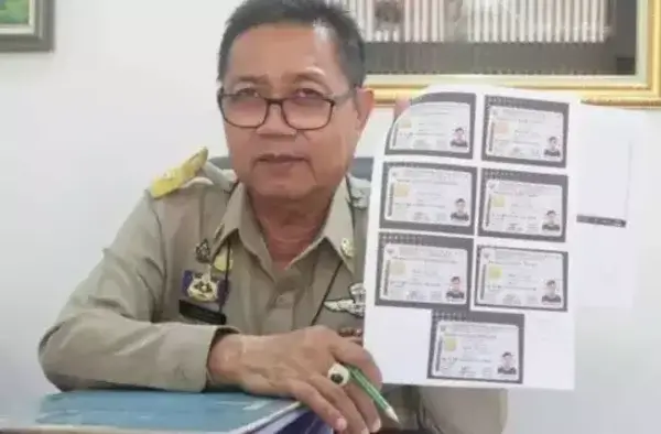 Полицейский показывает поддельные айди карты