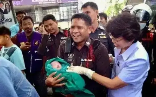 Полицейский принял роды на улице Бангкока.