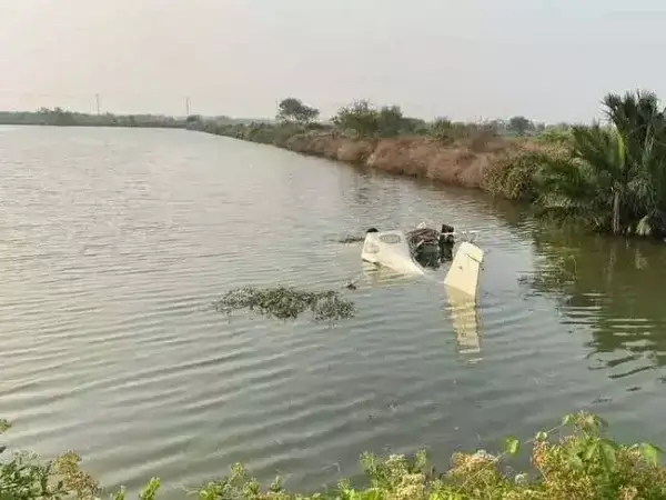 Самолет рухнул в озеро