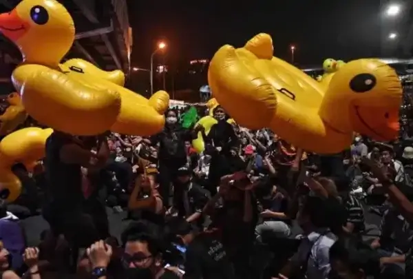 Желтые утки оскорбляющие короля Таиланда
