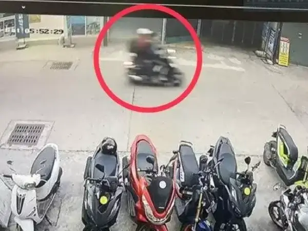 Женщина едет на украденном мотоцикле